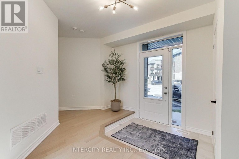 130 BLICK CRESCENT, Aurora, Ontario, L4G4A9