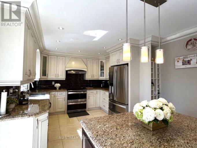 31 ASHFIELD DRIVE, Richmond Hill (Oak Ridges Lake Wilcox), Ontario, L4E2L6