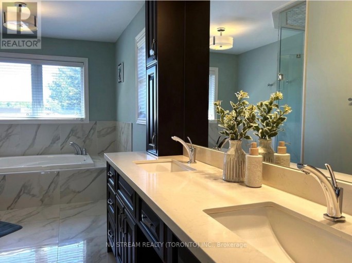 31 ASHFIELD DRIVE, Richmond Hill (Oak Ridges Lake Wilcox), Ontario, L4E2L6
