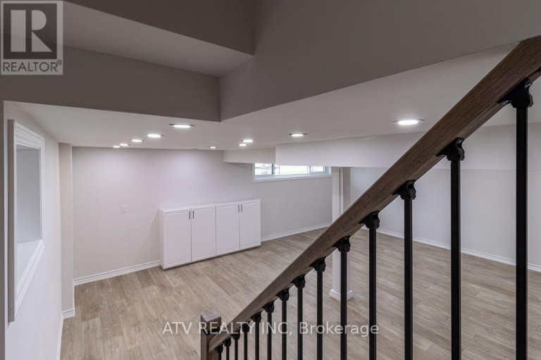 1064 EASTMOUNT AVENUE E, Mississauga (Lakeview), Ontario, L5E1Z3