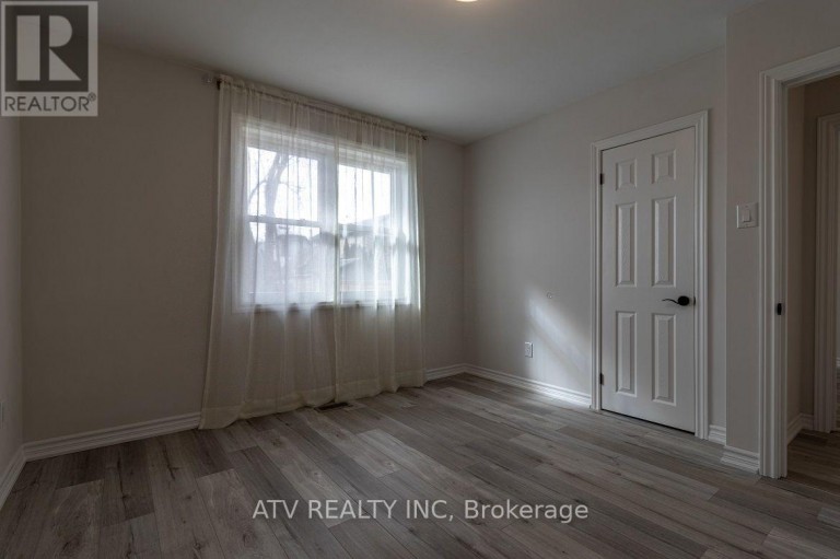 1064 EASTMOUNT AVENUE E, Mississauga (Lakeview), Ontario, L5E1Z3