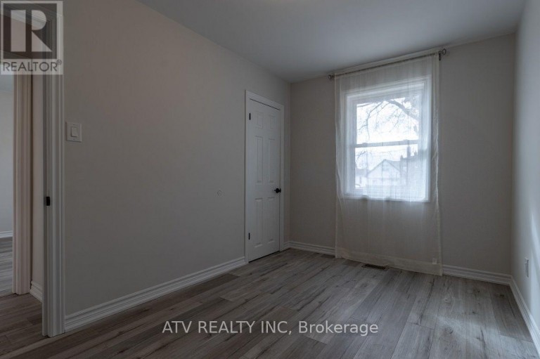 1064 EASTMOUNT AVENUE E, Mississauga (Lakeview), Ontario, L5E1Z3