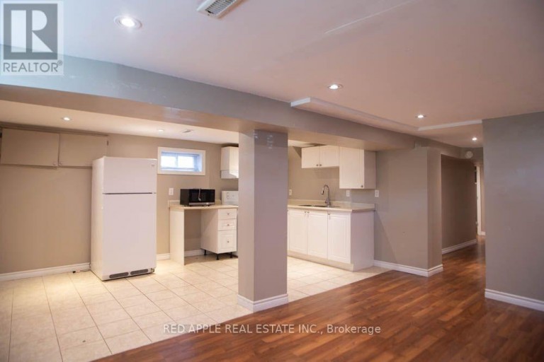 126 LONGFORD DRIVE, Newmarket (Bristol-London), Ontario, L3Y2Y5