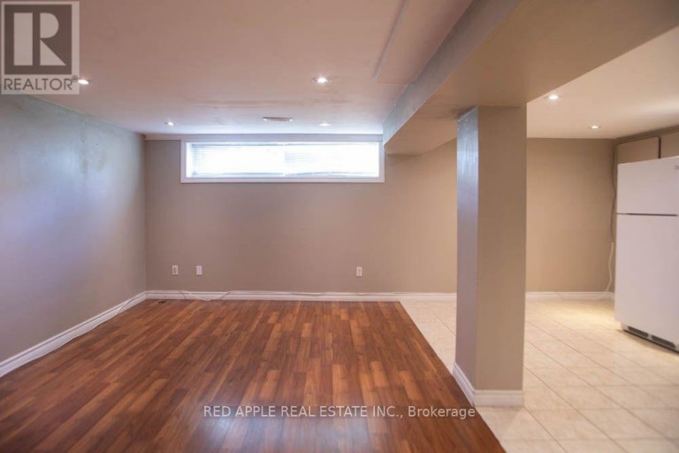 126 LONGFORD DRIVE, Newmarket (Bristol-London), Ontario, L3Y2Y5