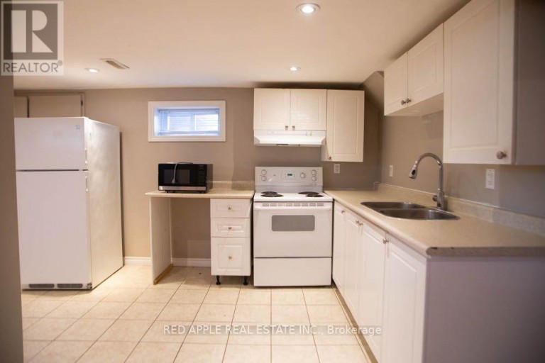 126 LONGFORD DRIVE, Newmarket (Bristol-London), Ontario, L3Y2Y5