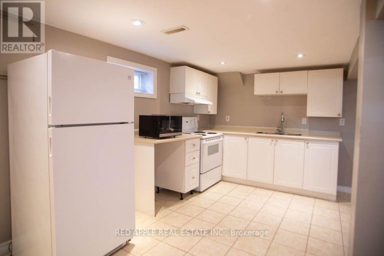 126 LONGFORD DRIVE, Newmarket (Bristol-London), Ontario, L3Y2Y5