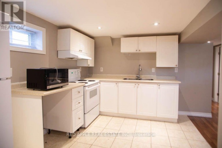 126 LONGFORD DRIVE, Newmarket (Bristol-London), Ontario, L3Y2Y5
