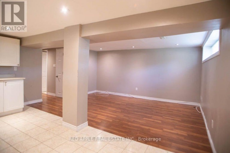 126 LONGFORD DRIVE, Newmarket (Bristol-London), Ontario, L3Y2Y5