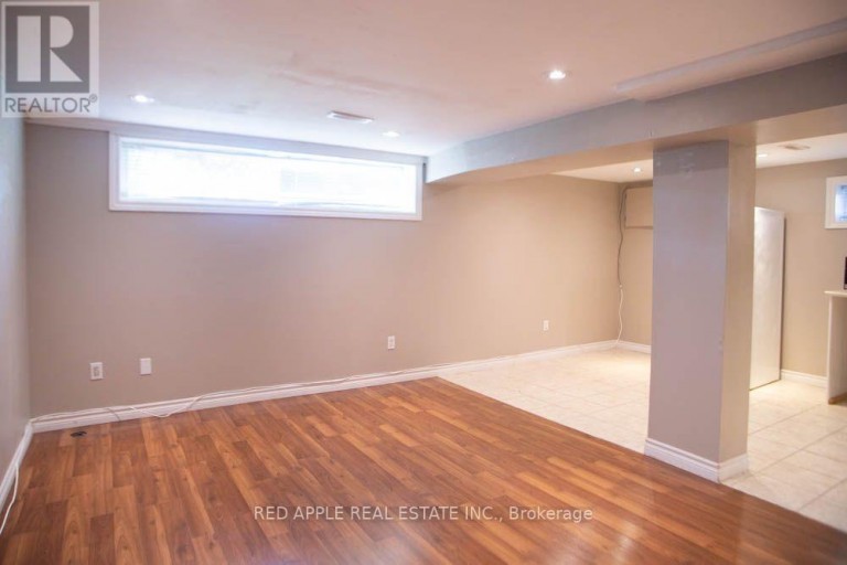 126 LONGFORD DRIVE, Newmarket (Bristol-London), Ontario, L3Y2Y5