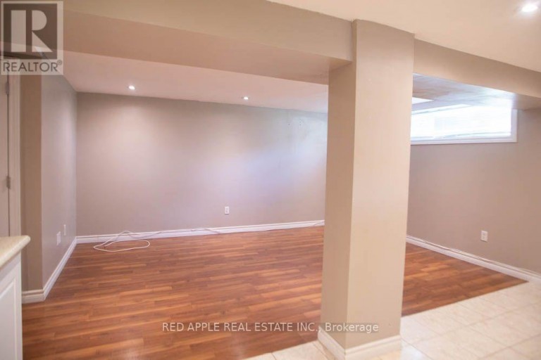 126 LONGFORD DRIVE, Newmarket (Bristol-London), Ontario, L3Y2Y5