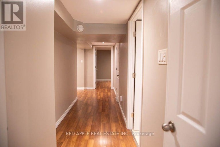 126 LONGFORD DRIVE, Newmarket (Bristol-London), Ontario, L3Y2Y5