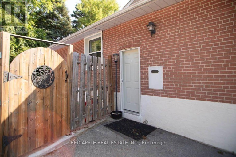 126 LONGFORD DRIVE, Newmarket (Bristol-London), Ontario, L3Y2Y5