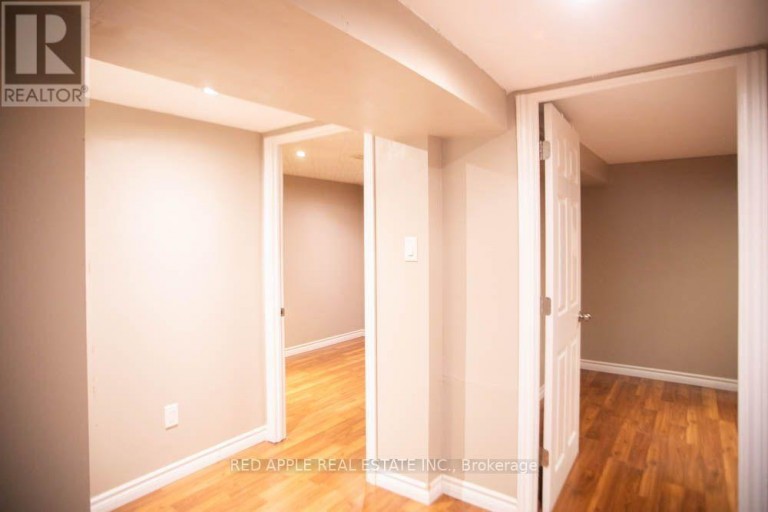 126 LONGFORD DRIVE, Newmarket (Bristol-London), Ontario, L3Y2Y5