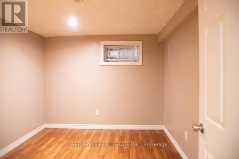 126 LONGFORD DRIVE, Newmarket (Bristol-London), Ontario, L3Y2Y5
