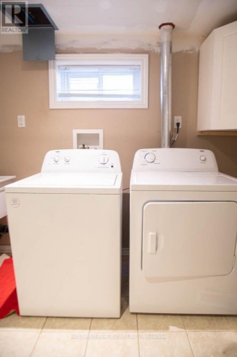 126 LONGFORD DRIVE, Newmarket (Bristol-London), Ontario, L3Y2Y5