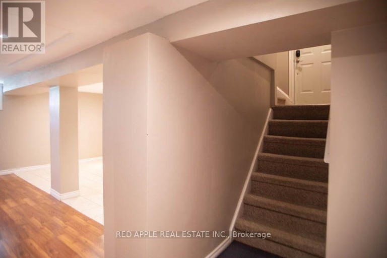 126 LONGFORD DRIVE, Newmarket (Bristol-London), Ontario, L3Y2Y5