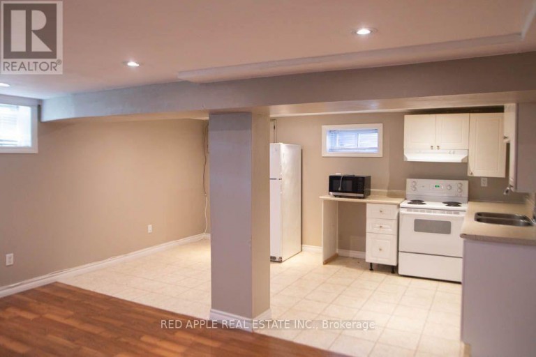 126 LONGFORD DRIVE, Newmarket (Bristol-London), Ontario, L3Y2Y5