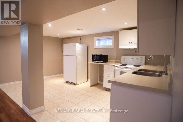 126 LONGFORD DRIVE, Newmarket (Bristol-London), Ontario, L3Y2Y5