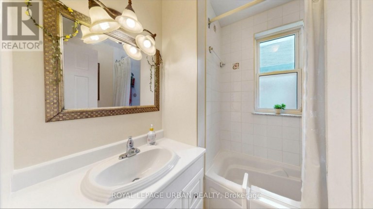 202 VIRGINIA AVENUE, Toronto (Woodbine-Lumsden), Ontario, M4C2T7