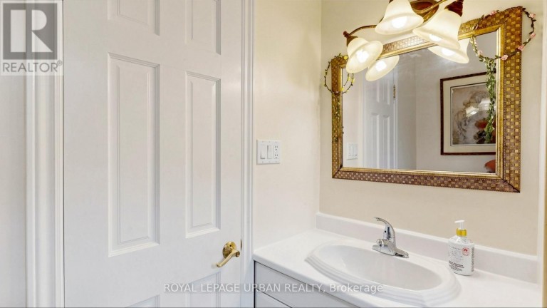 202 VIRGINIA AVENUE, Toronto (Woodbine-Lumsden), Ontario, M4C2T7