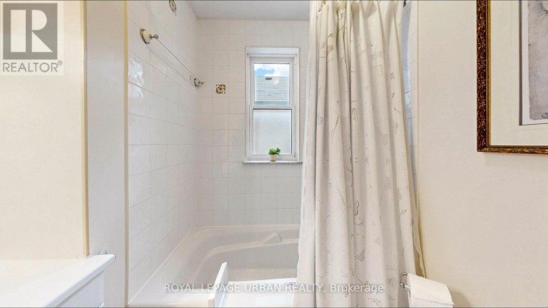 202 VIRGINIA AVENUE, Toronto (Woodbine-Lumsden), Ontario, M4C2T7