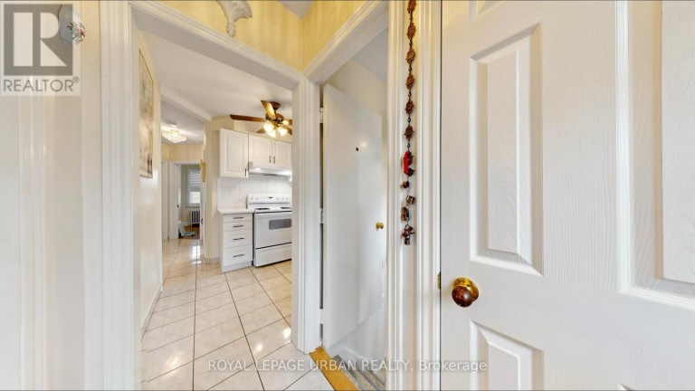 202 VIRGINIA AVENUE, Toronto (Woodbine-Lumsden), Ontario, M4C2T7