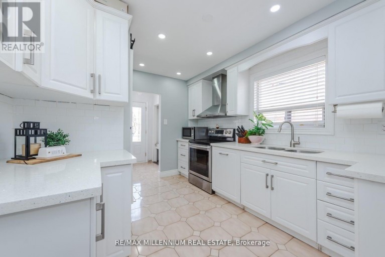 13 CUMBERLAND DRIVE, Brampton (Brampton North), Ontario, L6V1W5