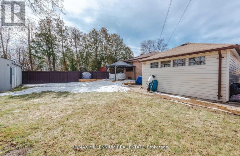 13 CUMBERLAND DRIVE, Brampton (Brampton North), Ontario, L6V1W5