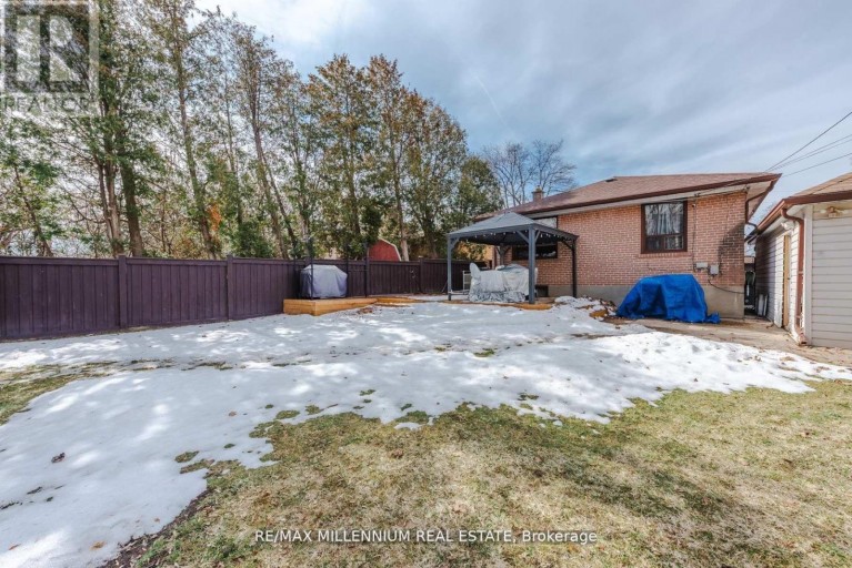 13 CUMBERLAND DRIVE, Brampton (Brampton North), Ontario, L6V1W5