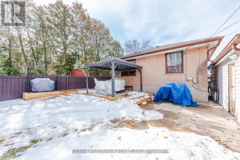 13 CUMBERLAND DRIVE, Brampton (Brampton North), Ontario, L6V1W5