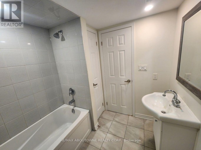 LOWER - 18 GREENINGDON DRIVE, Hamilton (Greeningdon), Ontario, L9A3A7