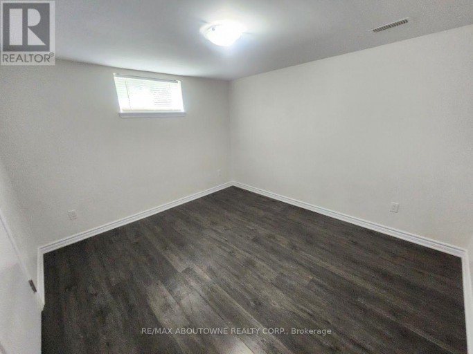 LOWER - 18 GREENINGDON DRIVE, Hamilton (Greeningdon), Ontario, L9A3A7