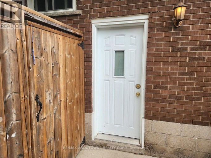 LOWER - 18 GREENINGDON DRIVE, Hamilton (Greeningdon), Ontario, L9A3A7