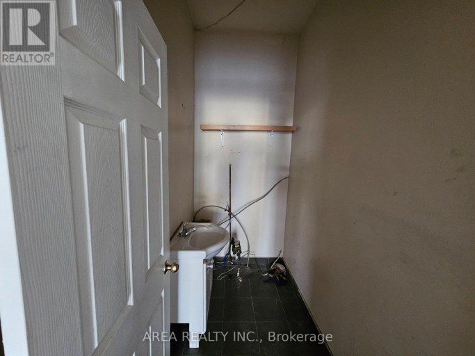 672 SHEPPARD AVENUE W, Toronto (Bathurst Manor), Ontario, M3H2S5
