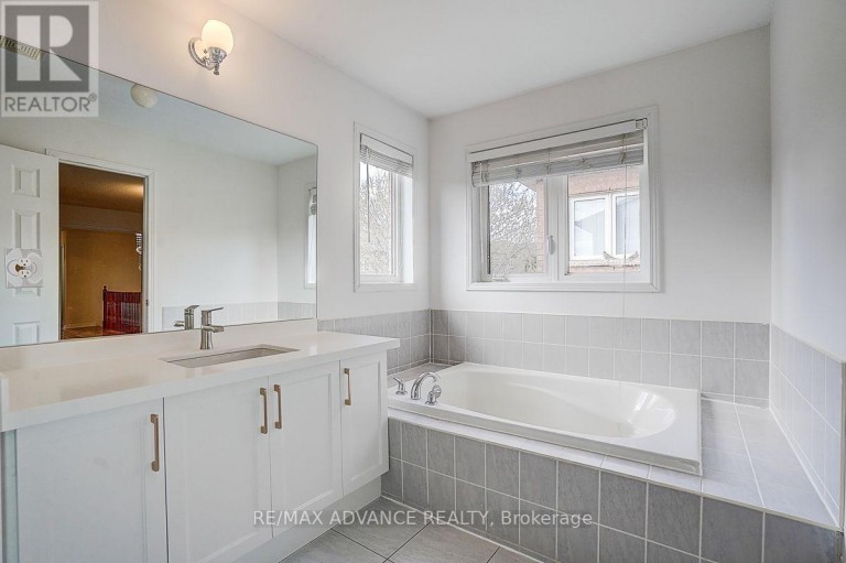 137 LARAMIE CRESCENT, Vaughan (Patterson), Ontario, L6A0R1