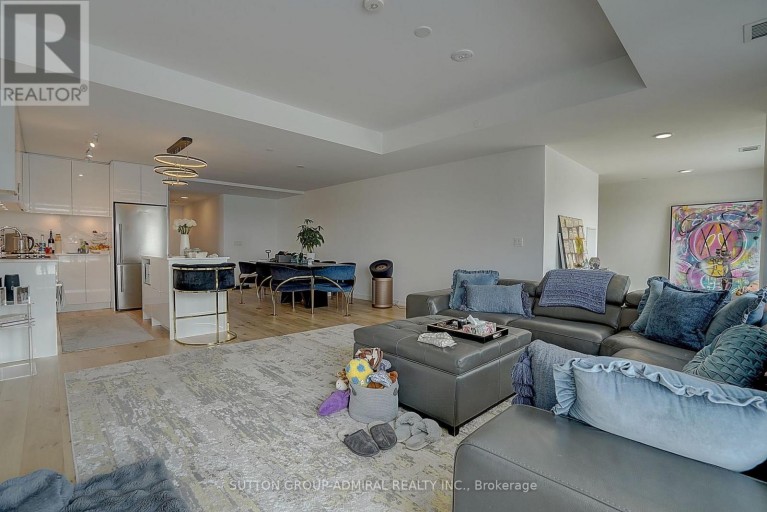 712 - 8 BEVERLEY GLEN BOULEVARD, Vaughan (Beverley Glen), Ontario, L4J0L5