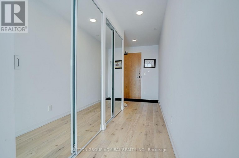 712 - 8 BEVERLEY GLEN BOULEVARD, Vaughan (Beverley Glen), Ontario, L4J0L5
