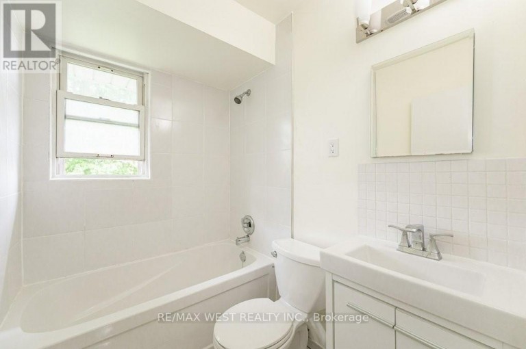 305 MOHAWK ROAD E, Hamilton (Hill Park), Ontario, L9A2J5