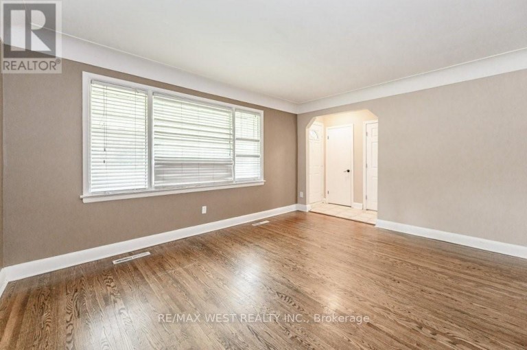 305 MOHAWK ROAD E, Hamilton (Hill Park), Ontario, L9A2J5