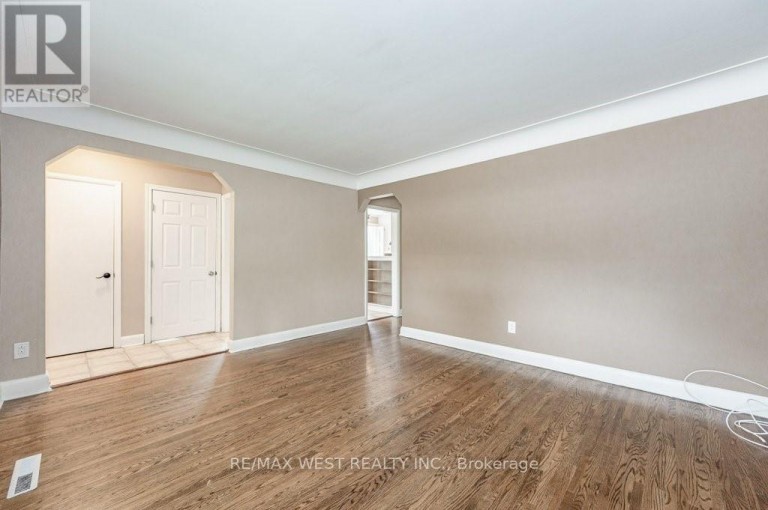 305 MOHAWK ROAD E, Hamilton (Hill Park), Ontario, L9A2J5