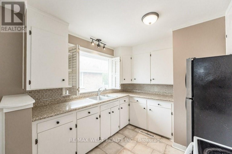305 MOHAWK ROAD E, Hamilton (Hill Park), Ontario, L9A2J5