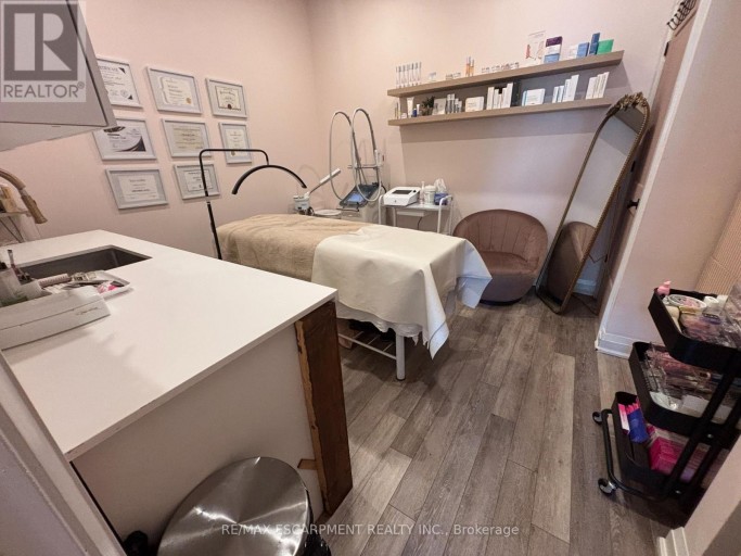 1 - 52 BARTON STREET E, Hamilton (Beasley), Ontario, L8L2V8