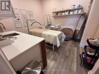 1 - 52 BARTON STREET E Hamilton (Beasley) Ontario photo 2