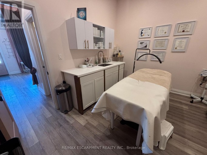 1 - 52 BARTON STREET E, Hamilton (Beasley), Ontario, L8L2V8