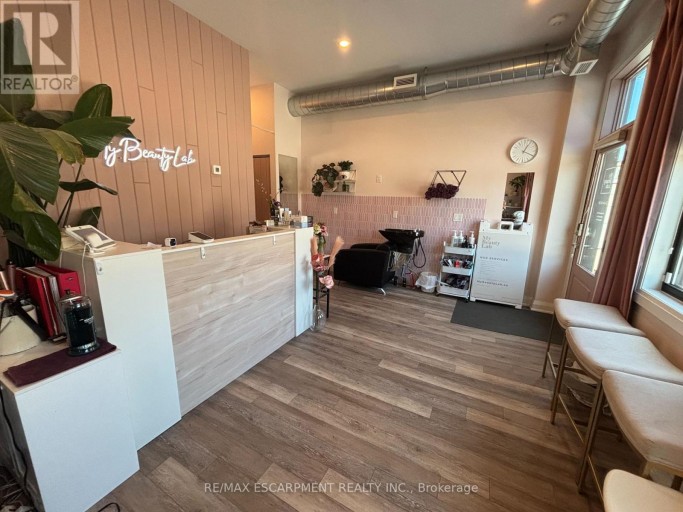 1 - 52 BARTON STREET E, Hamilton (Beasley), Ontario, L8L2V8