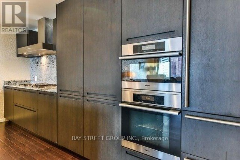 4207 - 180 UNIVERSITY AVENUE, Toronto (Bay Street Corridor), Ontario, M5H0A2