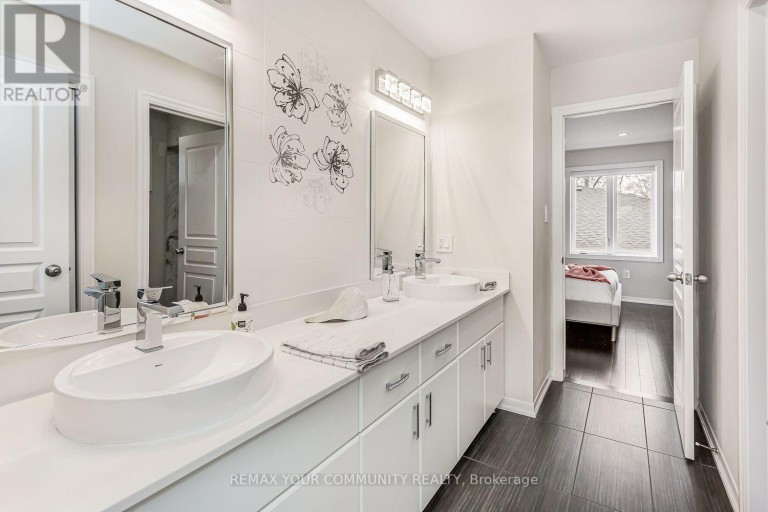 338 WOODALE AVENUE, Oakville (WO West), Ontario, L6K2N7
