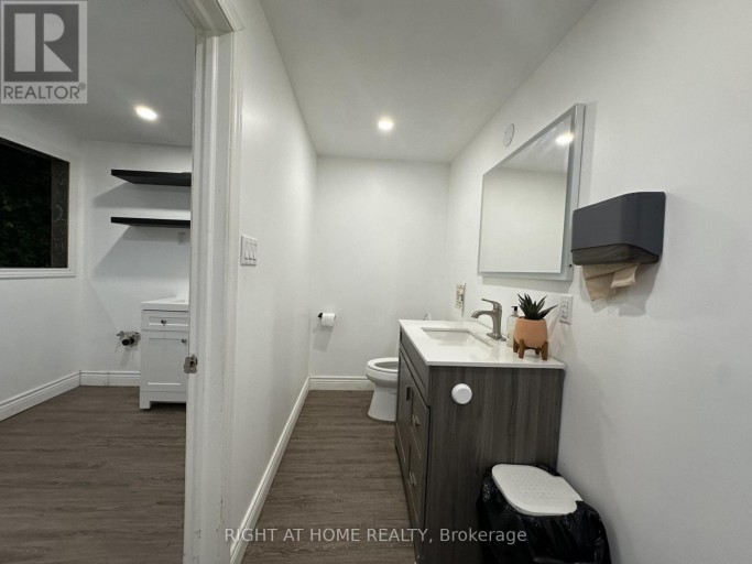 BSMT - 1639 EGLINTON AVENUE W, Toronto (Oakwood Village), Ontario, M6E2H1