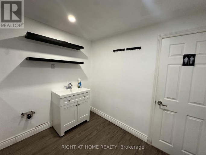 BSMT - 1639 EGLINTON AVENUE W, Toronto (Oakwood Village), Ontario, M6E2H1