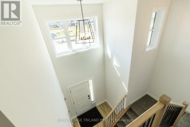 18 HAWKS GATE Central Elgin Ontario photo 11